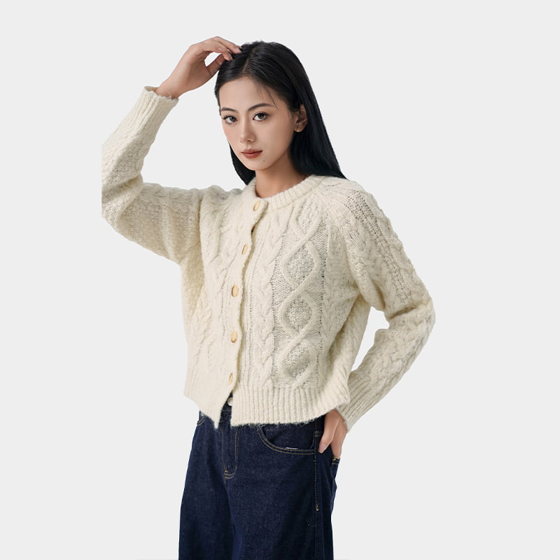 Hur kan stickade koftor komplettera olika outfits eller kroppstyper?