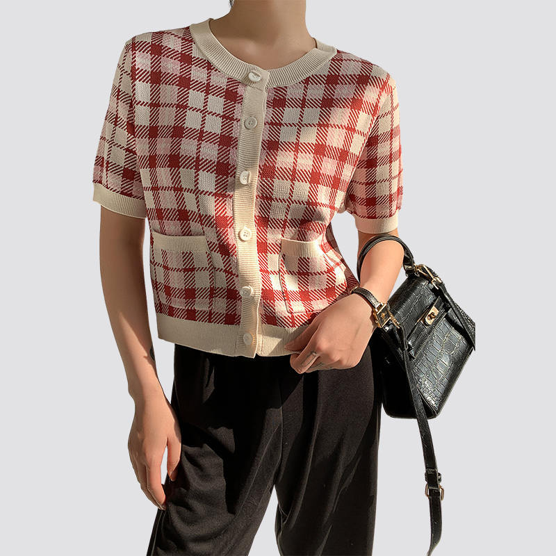 Hur kan en kortärmad röd och vit rutig stickad cardigan för kvinnor vara både bekväm och moderiktig?